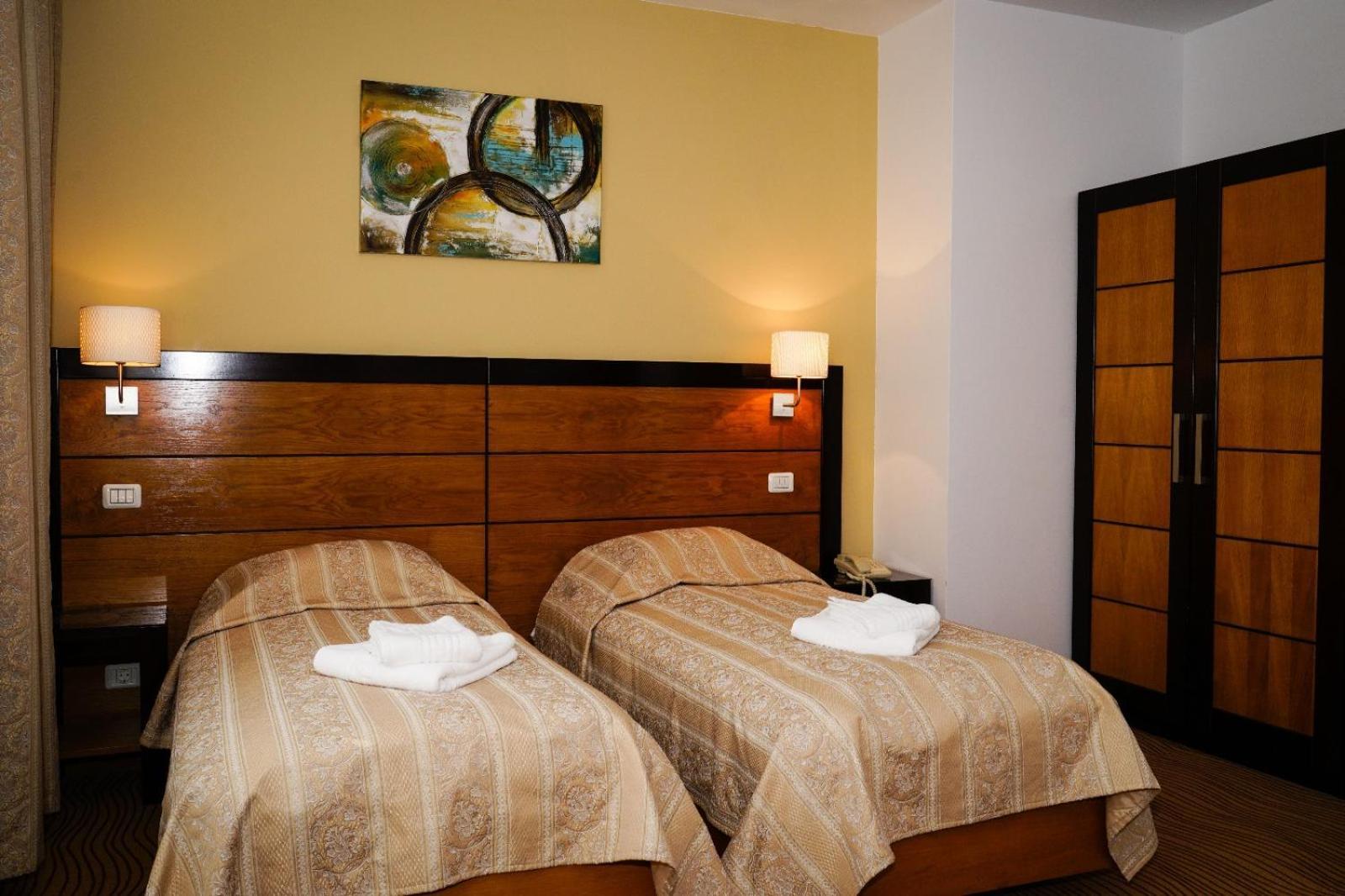 Hotel Criss Bukares Bagian luar foto