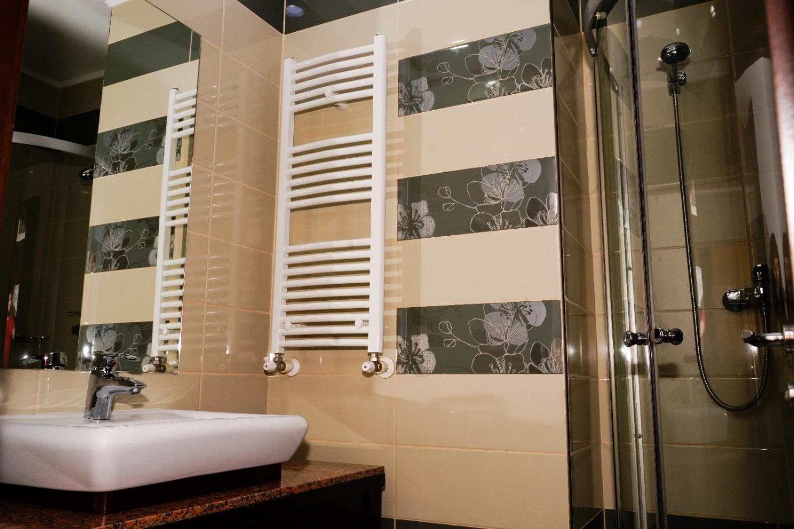 Hotel Criss Bukares Bagian luar foto
