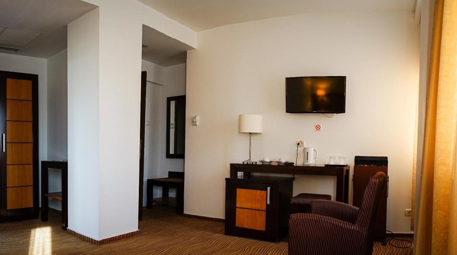 Hotel Criss Bukares Bagian luar foto