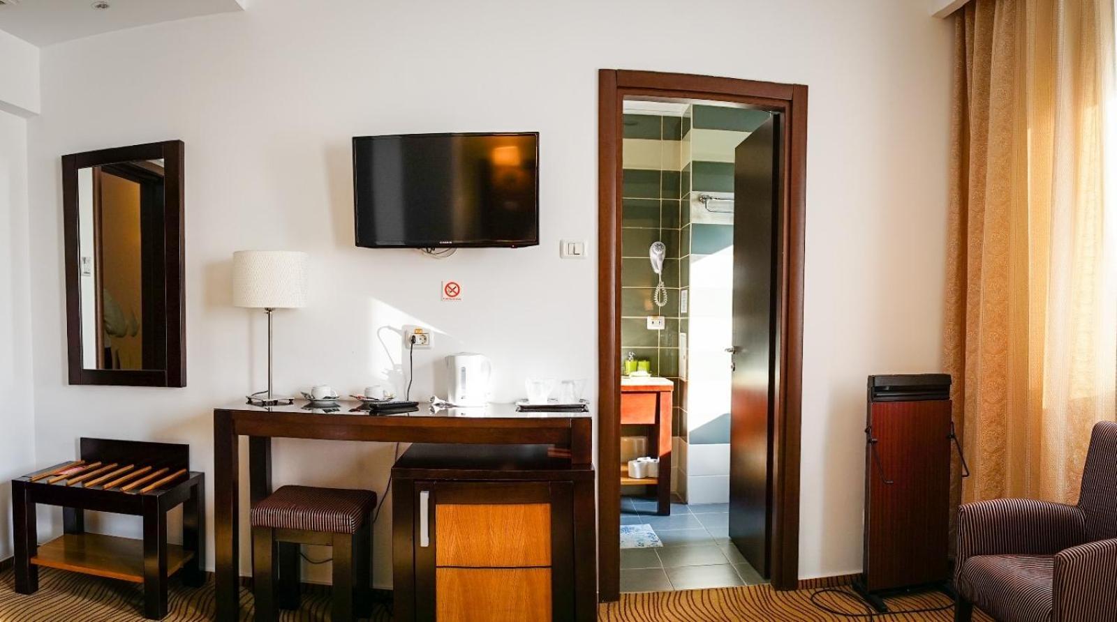 Hotel Criss Bukares Bagian luar foto
